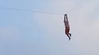 Tonton Video Viral Ini! Seorang Pria Terseret Layang-layang Setinggi 9 Meter, Aksinya Sangat Menegangkan